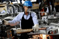 Menos empleo registrado y menor poder de compra: el salario mínimo se desplomó desde 2023