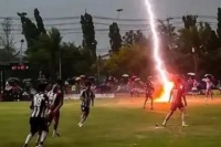 Conmoción en el fútbol: un jugador murió luego de ser alcanzado por un rayo