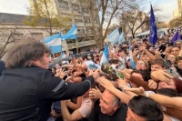 Milei visitó Bahía Blanca junto a Santilli y se mostró con la militancia libertaria