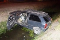 Policía terminó en un zanjón y dejó su arma y uniforme dentro del auto