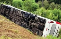 Tragedia en Florianópolis: Una argentina y su hijo de tres años murieron al desbarrancarse un micro