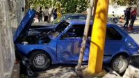 Un hombre perdió el control de su vehículo y embistió otro auto estacionado