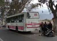 Una mujer fue hospitalizada tras chocar contra un colectivo en Pocito