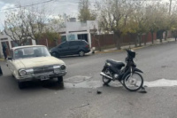 Un motociclista terminó mal herido tras protagonizar un choque contra un auto en Rawson