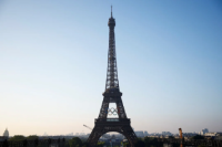 La Torre Eiffel luce los anillos olímpicos 50 días antes de los Juegos de París 2024