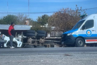 Un camionero perdió el control de su vehículo, arrancó un poste de luz y volcó