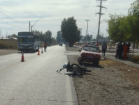 Un motociclista hospitalizado tras chocar a un auto