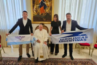 El papa Francisco posó con una bandera de Aerolíneas Argentinas en pleno debate