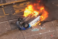 Manifestantes incendiaron un auto de una radio de Córdoba frente al Congreso