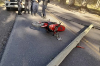 Producto del fuerte viento zonda, un poste de luz le cayó encima a un motociclista