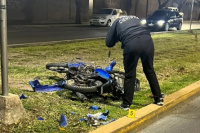 Un motociclista quedó en grave estado tras ser chocado por un auto que se dio a la fuga