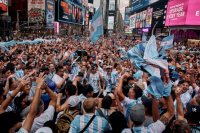 Espectacular banderazo de los hinchas argentinos en Nueva York antes del partido con Chile