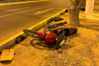 Un motociclista perdió la vida tras impactar contra un árbol