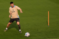 Messi entrenó con normalidad, pero Scaloni mantiene la idea de que vaya al banco ante Ecuador