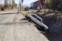 Ocurrió en Rawson: una madre que iba en auto junto a su hijo terminó adentro de un zanjón