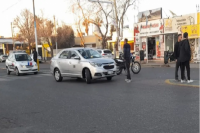 Un remis y una motocicleta protagonizaron un siniestro vial en Rawson 