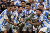 Parte del plantel argentino vuelve al país tras el bicampeonato de la Copa América