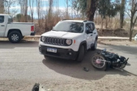 Accidente en Barreal: una camioneta chocó a una mujer en moto cuando quería doblar en U