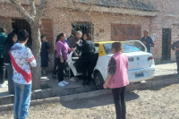 Un taxista se descompensó y terminó chocando contra una casa en Rawson