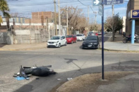 Un auto de la policía no respetó la prioridad de paso y chocó a un hombre en moto