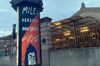 Aparecieron afiches contra Javier Milei en su visita a Francia