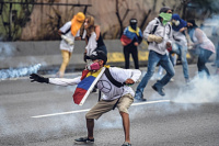 Caos en Venezuela: violento enfrentamiento entre policías y manifestantes en las calles de Caracas