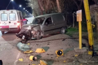 Se estrelló contra un semáforo por esquivar un auto que pasó en rojo y se dio a la fuga