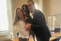 Adorni y Karina Milei presentaron a Thor, un perro que estará en la Casa Rosada