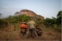 Un fotógrafo argentino que viajaba por el mundo en bicicleta murió tras haber sido atropellado en Nigeria