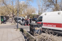 Un patrullero chocó con un ciclista en Capital y tuvo que ser atendido por personal médico