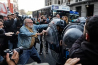 Brutal represión a jubilados que se manifestaron en el Congreso en contra a la reforma jubilatoria