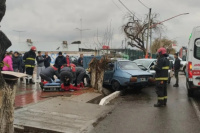 Producto de la lluvia y las calles mojadas, dos autos chocaron y hay personas hospitalizadas