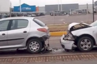 Impactante choque en cadena en Rivadavia dejó a varios vehículos dañados