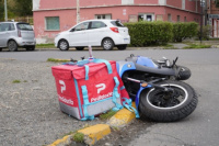 Un repartidor de Pedidos Ya sufrió la fractura de una de sus piernas tras chocar con una camioneta