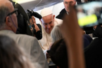 El Papa celebró en vuelo su viaje más largo