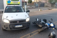 Una camioneta intentó realizar un giro en U y chocó a un motociclista que terminó herido