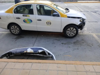 Un menor circulaba en contramano y chocó con un taxi en la puerta de Tribunales