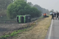 Siniestro fatal en Jujuy: un micro de larga distancia chocó con un auto y hay cuatro muertos