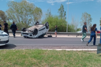 Un auto volcó en plena Circunvalación y causó preocupación en el lugar