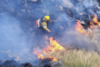 Incendios en Córdoba: imputaron a un hombre por agredir a bomberos