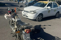 Un motociclista terminó internado con una fractura tras chocar contra un remis en Sarmiento