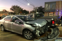 Un automovilista y una camioneta chocaron, terminaron en la vereda y se llevaron puesto un cartel