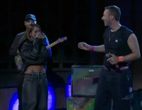 Tini se presentó junto a Coldplay en Staurday Night Live Show