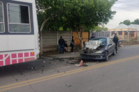 Un impactante accidente de tránsito entre un auto y un colectivo de la Red Tulum dejó un herido