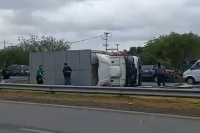 Producto de las intensas lluvias, un camión volcó en Ruta 40 y hay más autos involucrados