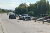 Producto de un fuerte choque entre dos camionetas se demoró el transito en Avenida Circunvalación