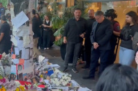 El padre de Liam Payne visitó el santuario que armaron los fans en la puerta del hotel donde falleció