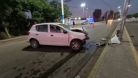 En Rawson: perdió el control de su auto y terminó impactando contra un poste