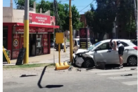 Un choque entre dos autos terminó con uno de ellos contra un semáforo 