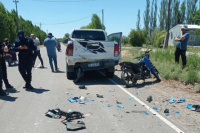 Grave accidente en Sarmiento: un motociclista terminó herido tras chocar con una camioneta